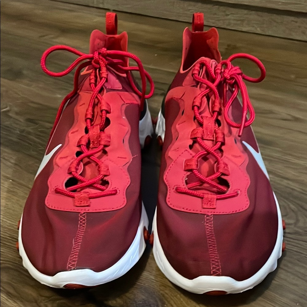 Men’s Red Nike Reacts